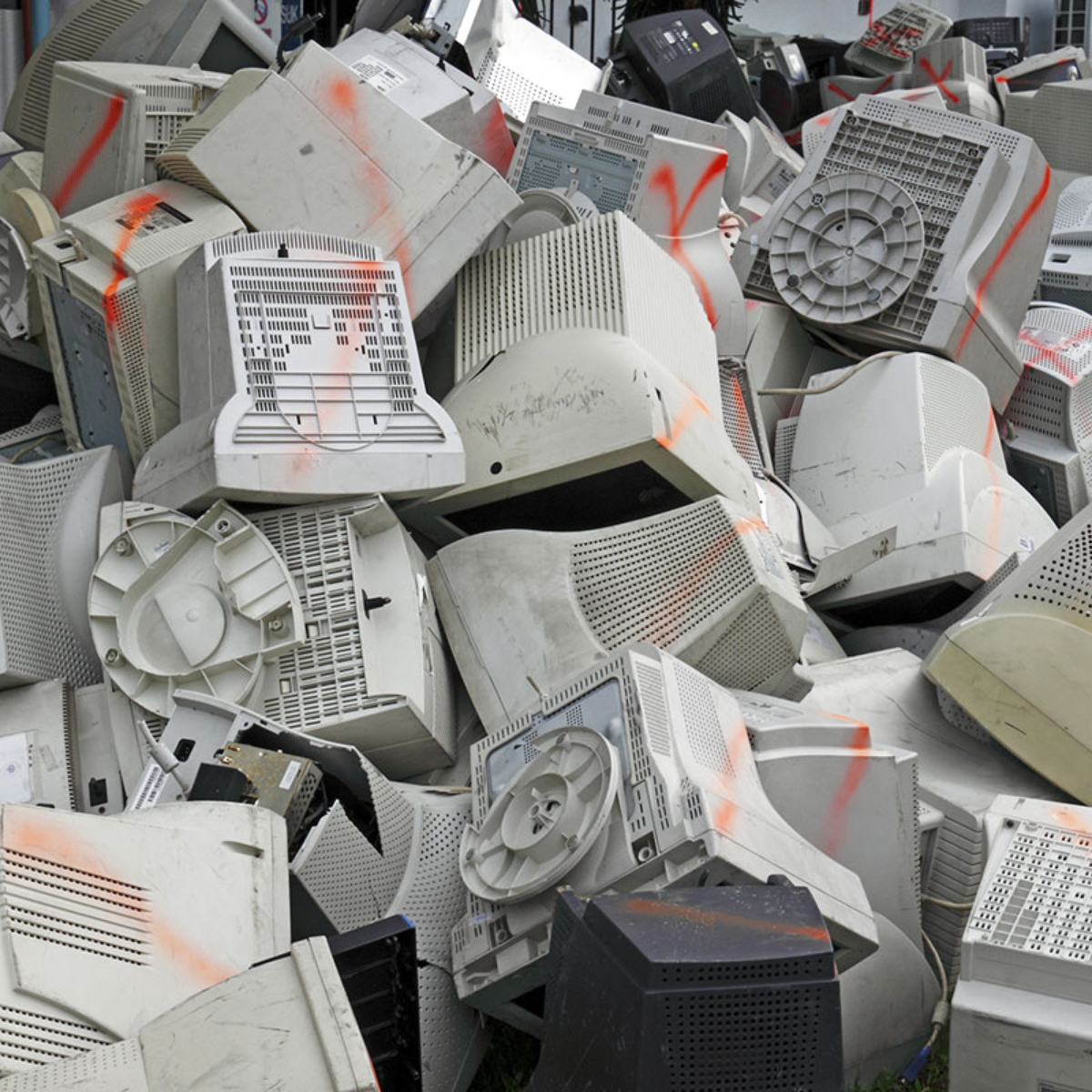 Segob gasta 150 millones en mantenimiento a computadoras viejas