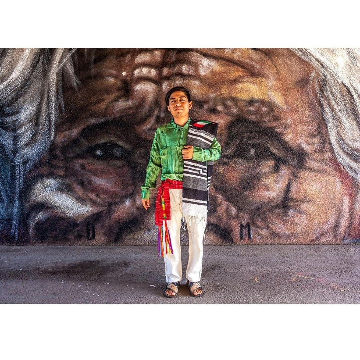 El artista triqui que dejará huella con sus murales en Europa