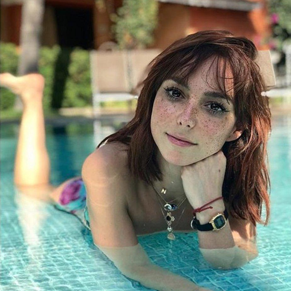 Tachan a novia de Chumel Torres de 'cochina' por orinar en una alberca