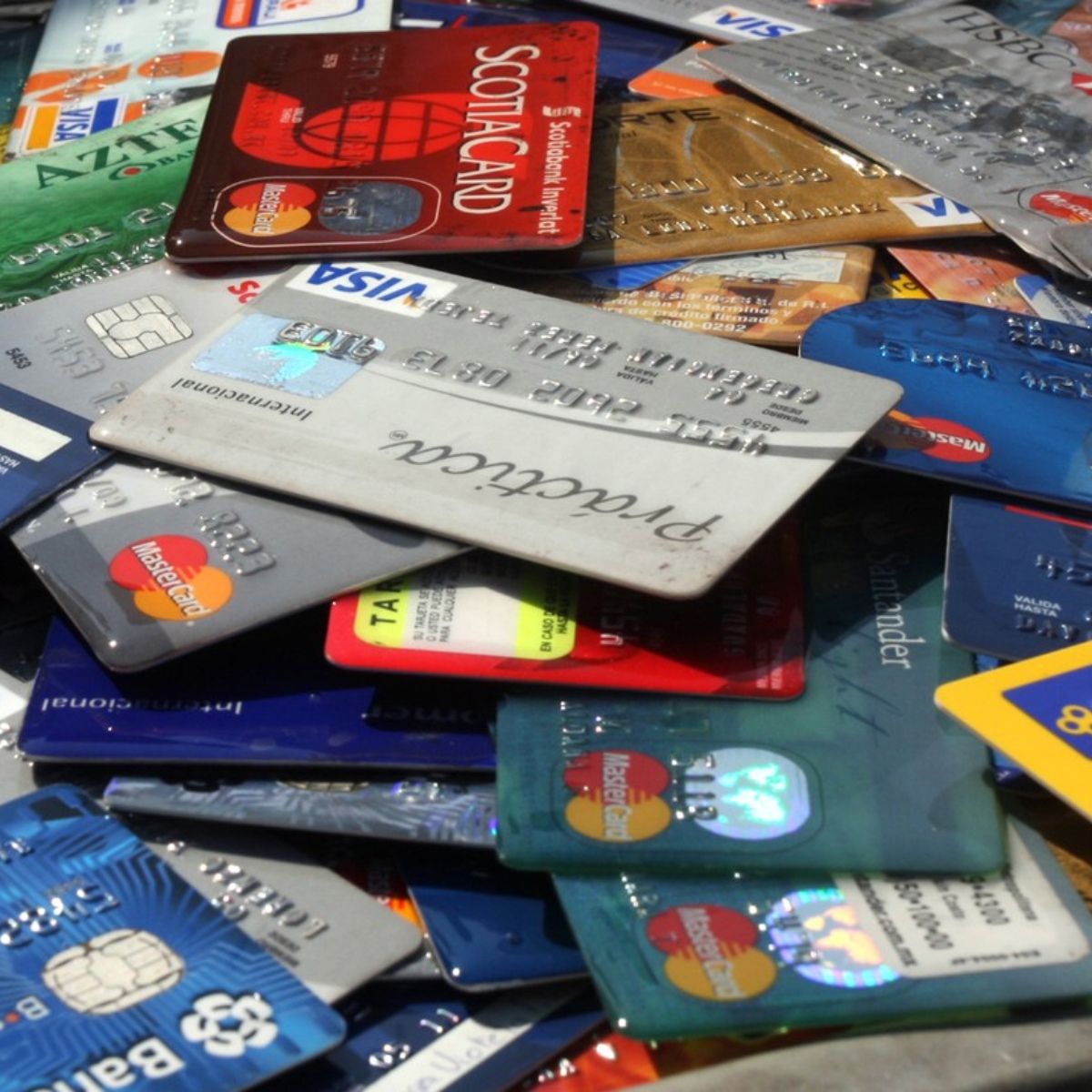 #Manchados: No es tu imaginación, los bancos se llevan millones por cobrarte todo esto