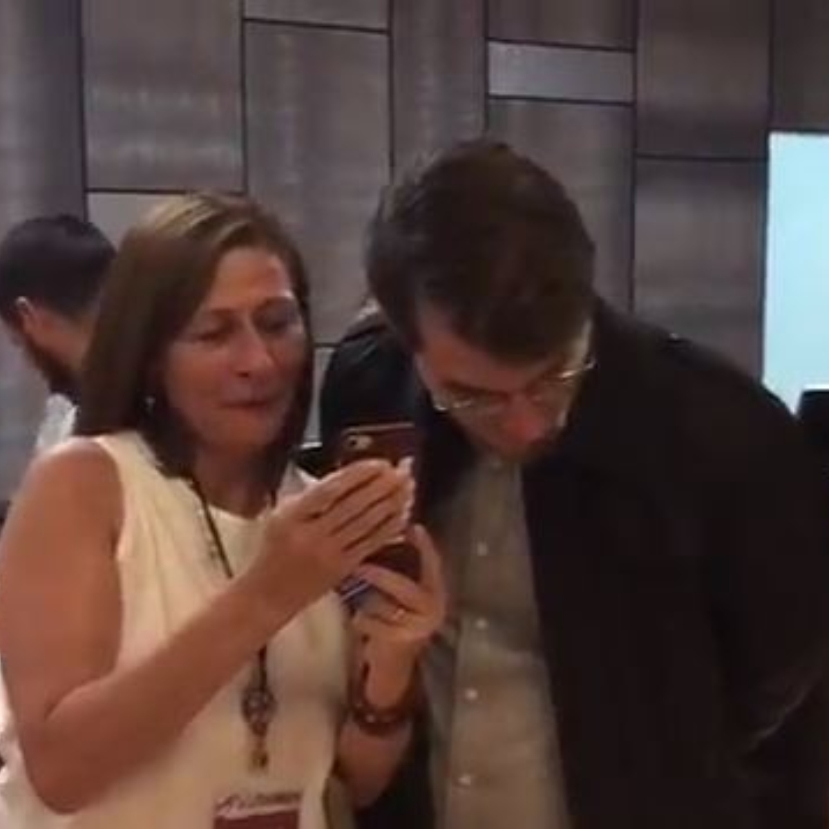 #VIDEO La emotiva reacción de Tatiana Clouthier al ver las encuestas que se está haciendo viral