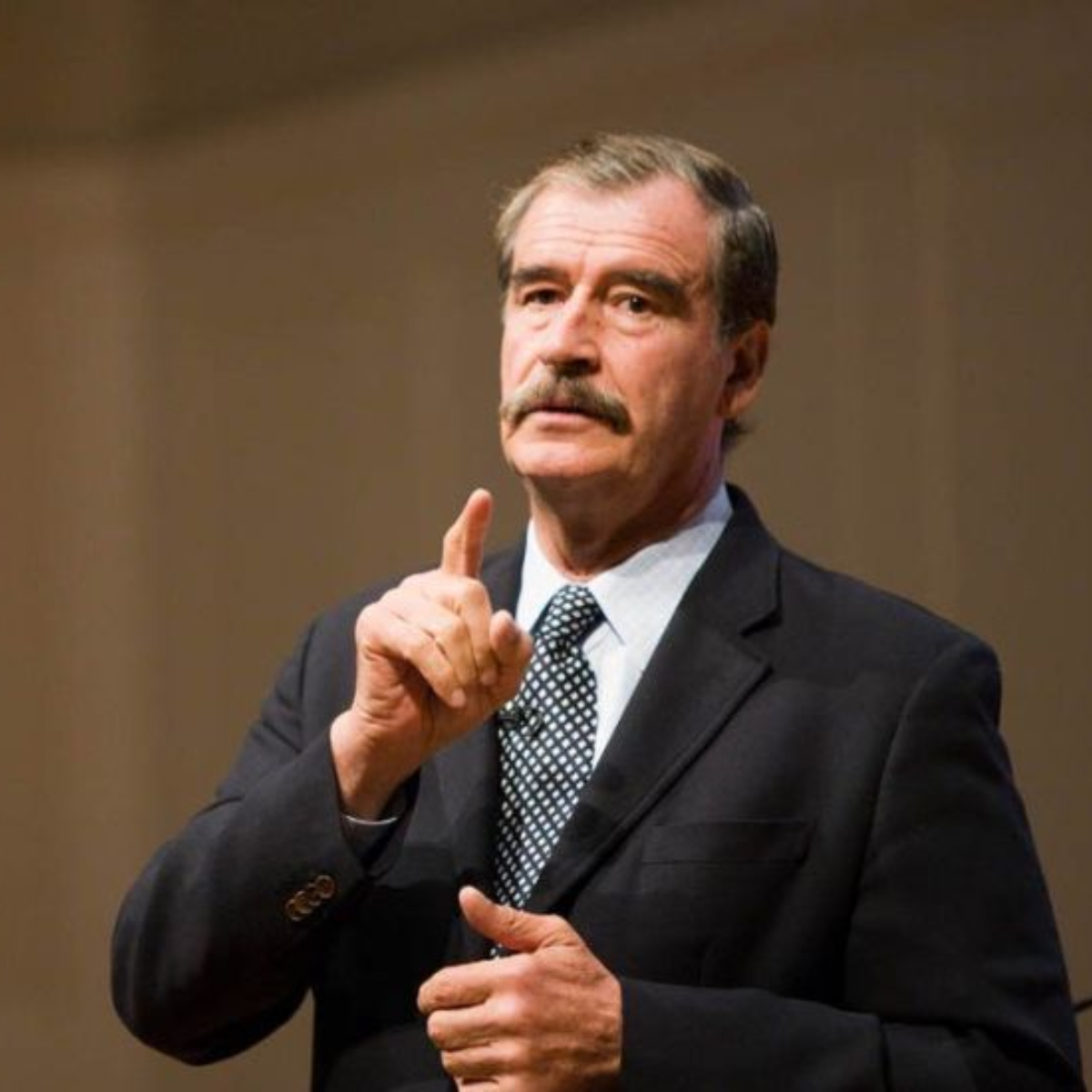 #Desatado: Fox se lanza contra Trump y lo llama "pendejo naranja"