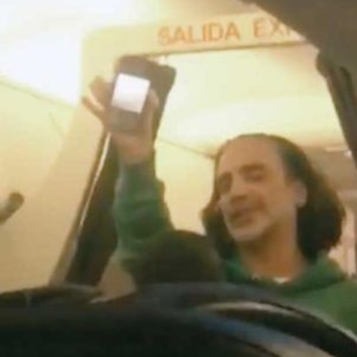 Alejandro Fernández se sube borracho a un avión, desata el pánico y se vuelve viral