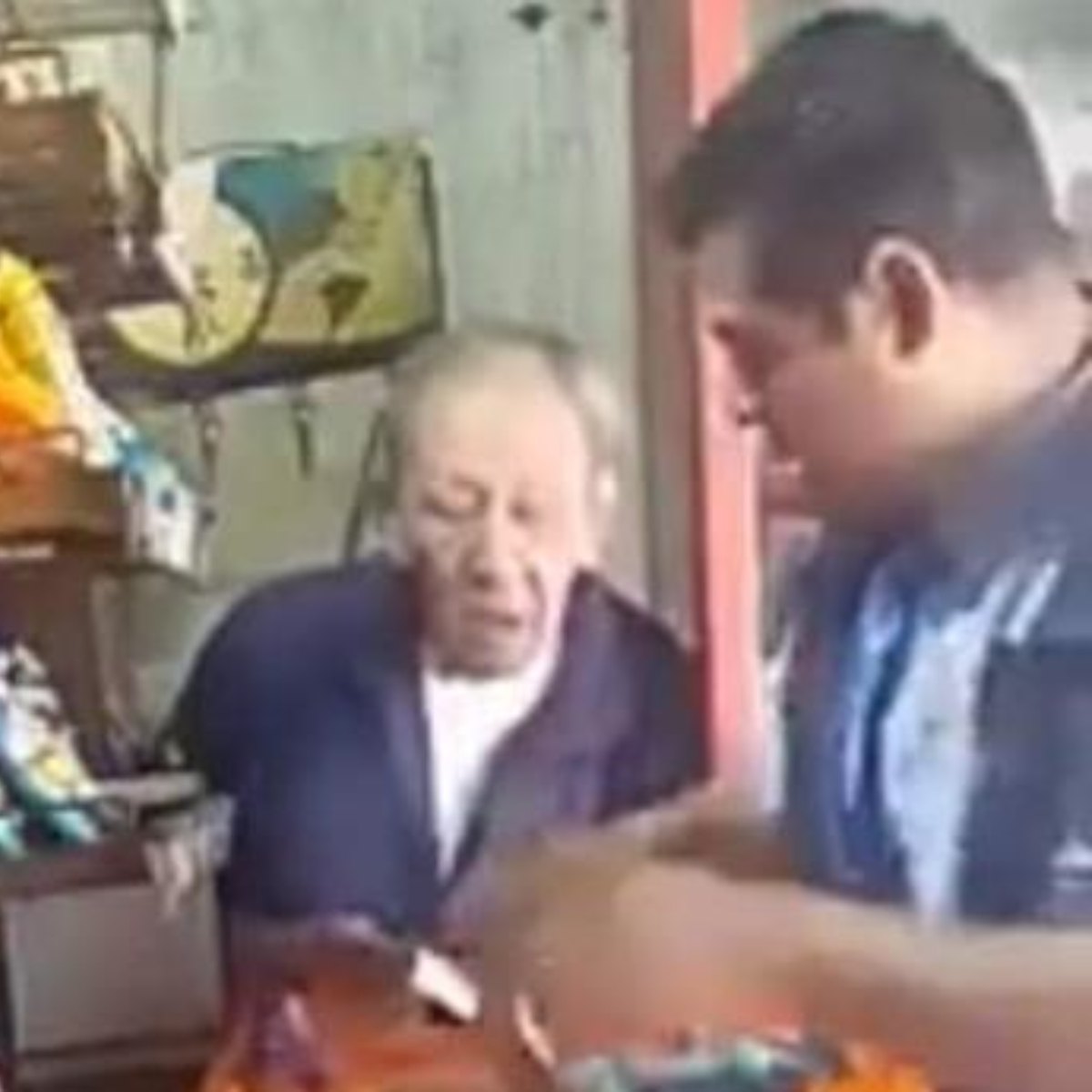 Así cacharon al repartidor de Bimbo que robaba en tiendita de adulto mayor