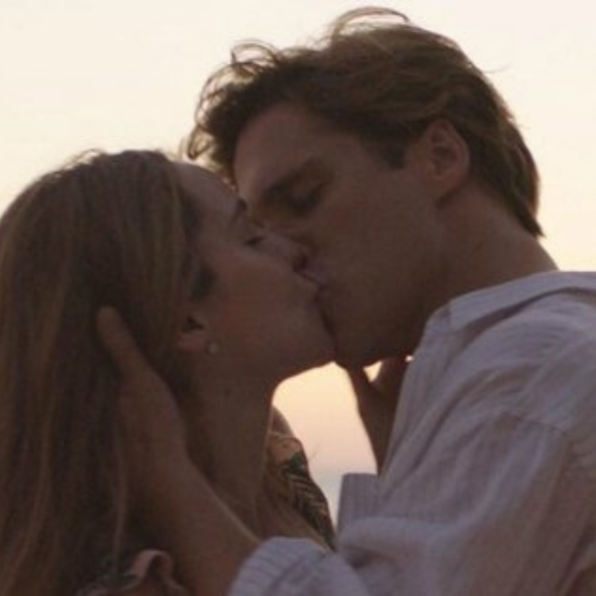 #PorDebajoDeLaMesa: Este romance de la serie de Luismi se volvió realidad e internet estalló