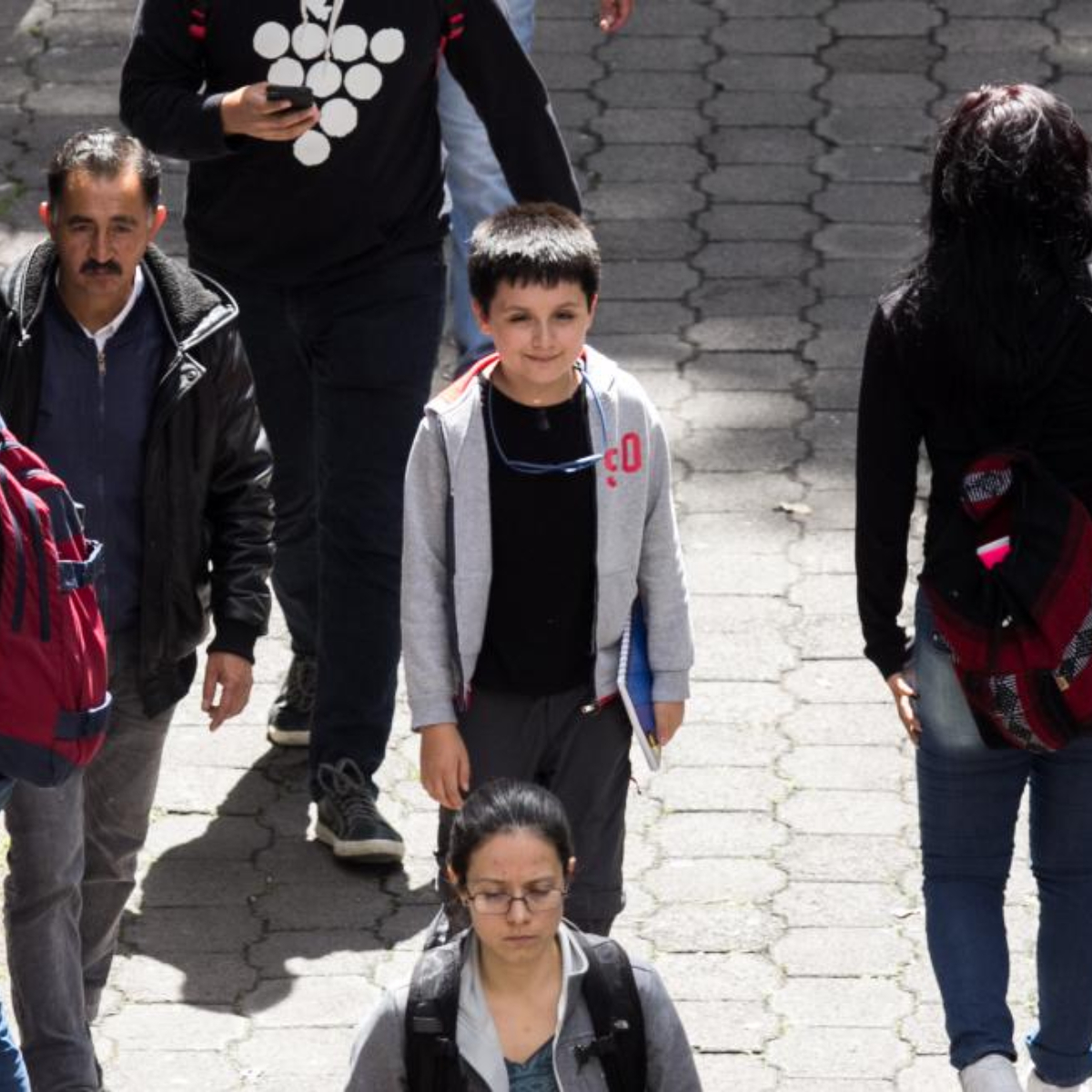 Así fue el primer día de Carlos Santamaría, el primer niño en estudiar una licenciatura en la UNAM