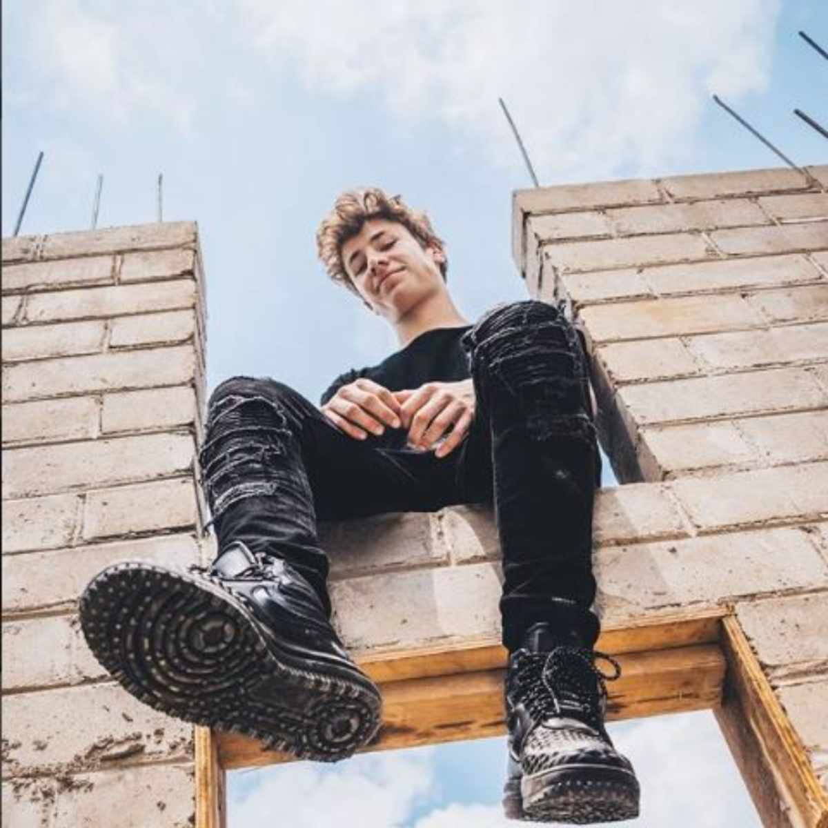 ¿Y el dinero, apá? Cuestionan a Juanpa Zurita por incumplir con proyecto para damnificados