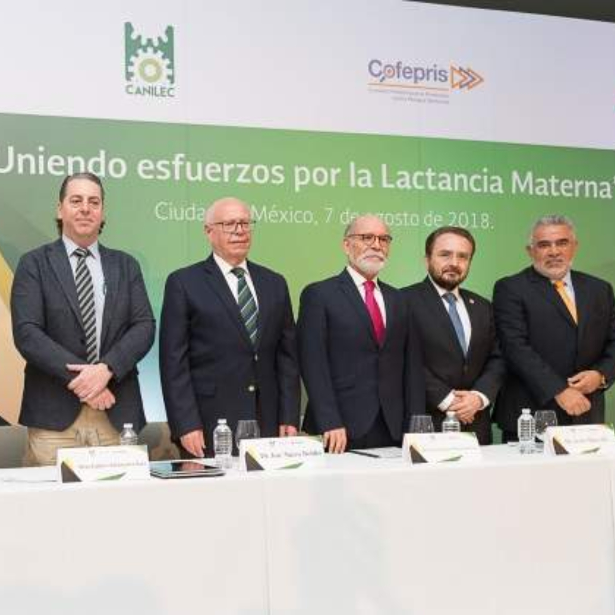 #Fail: Arman panel de lactancia sin mujeres y les tiran con todo