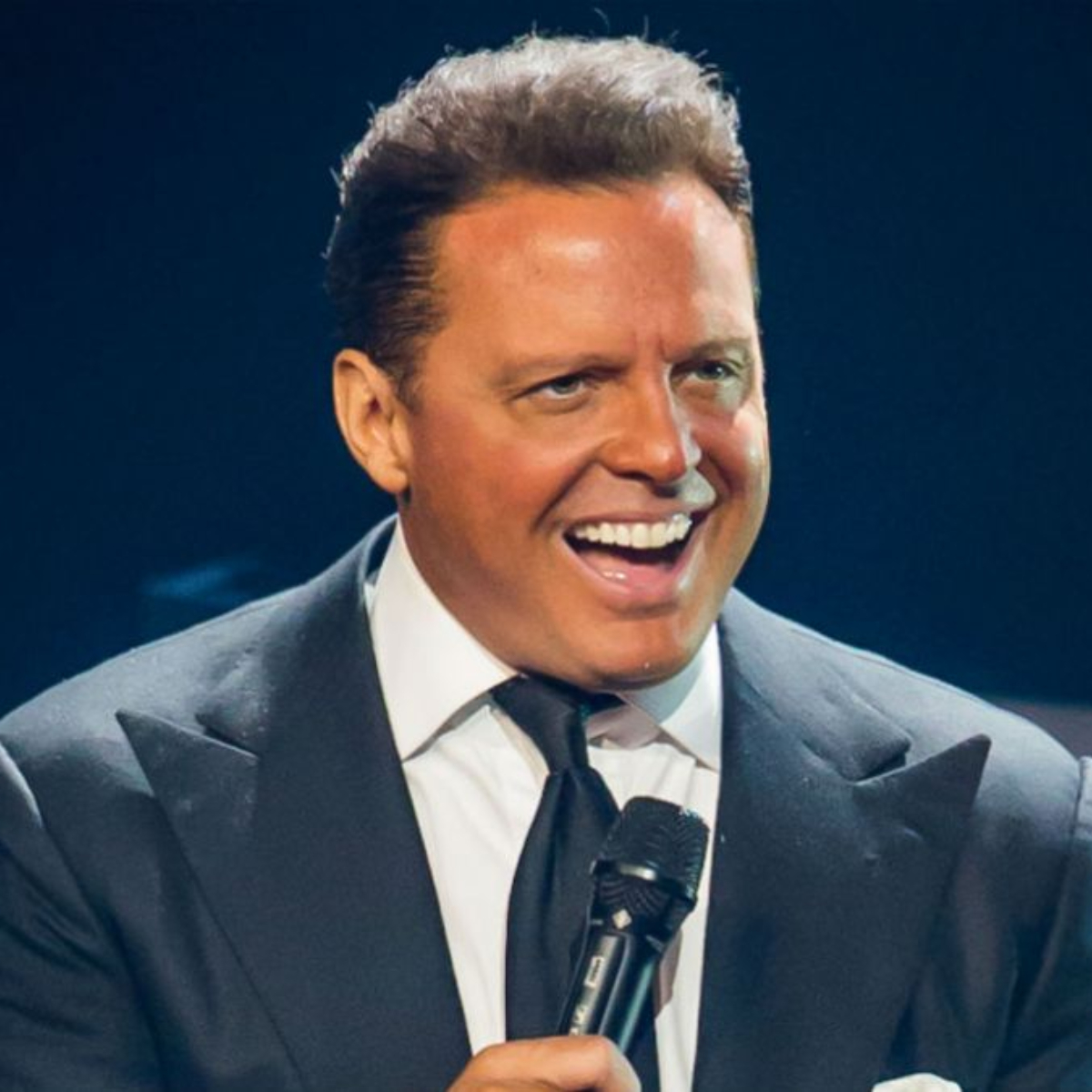 Proponen que Luis Miguel cante gratis en la toma de posesión de AMLO