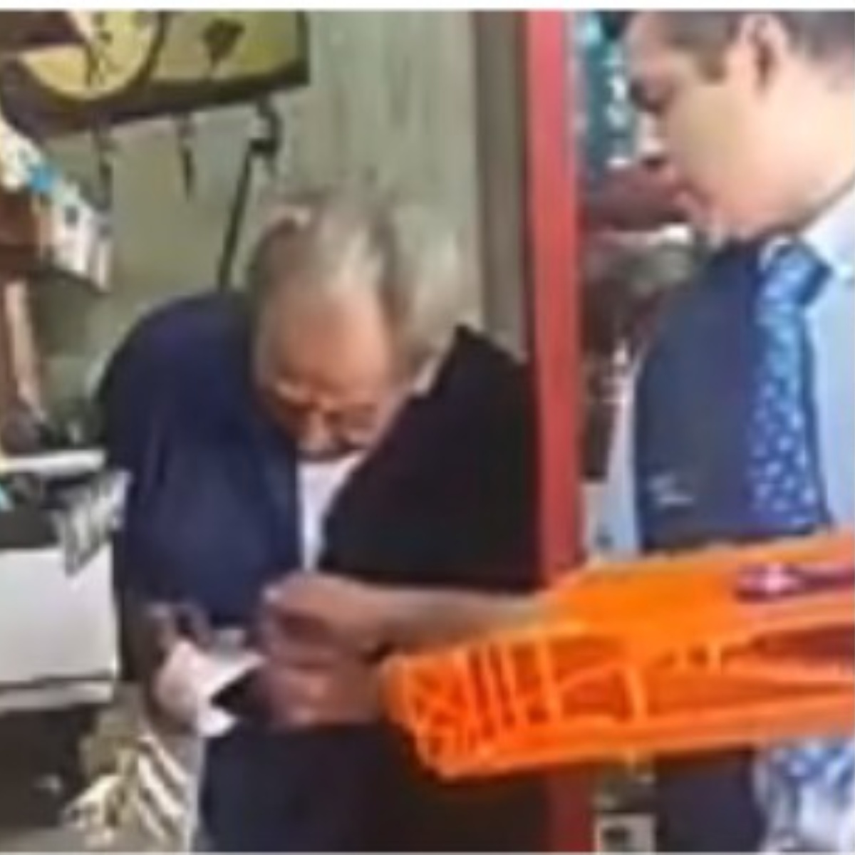 Exhiben a repartidor de Bimbo por robar tiendita de adulto mayor (VIDEO)