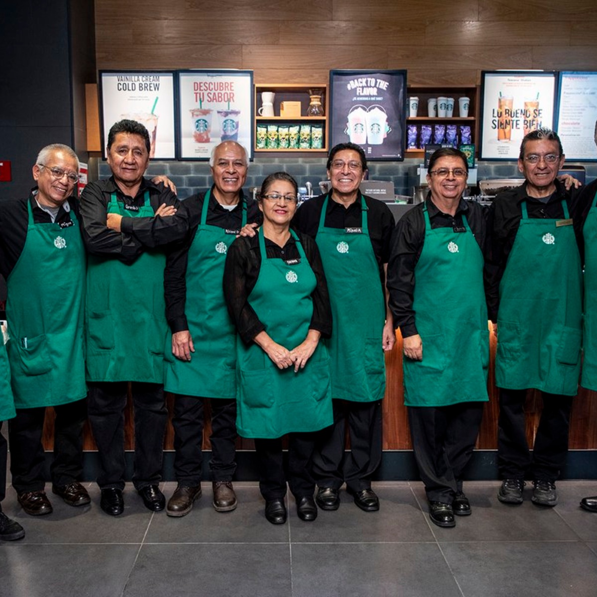 Starbucks se rifa y abre cafetería atendida por adultos mayores en México