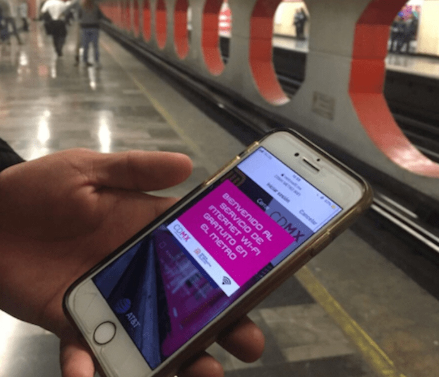 #AGUAS: Denuncian robos de datos en red WiFi gratuita del Metro