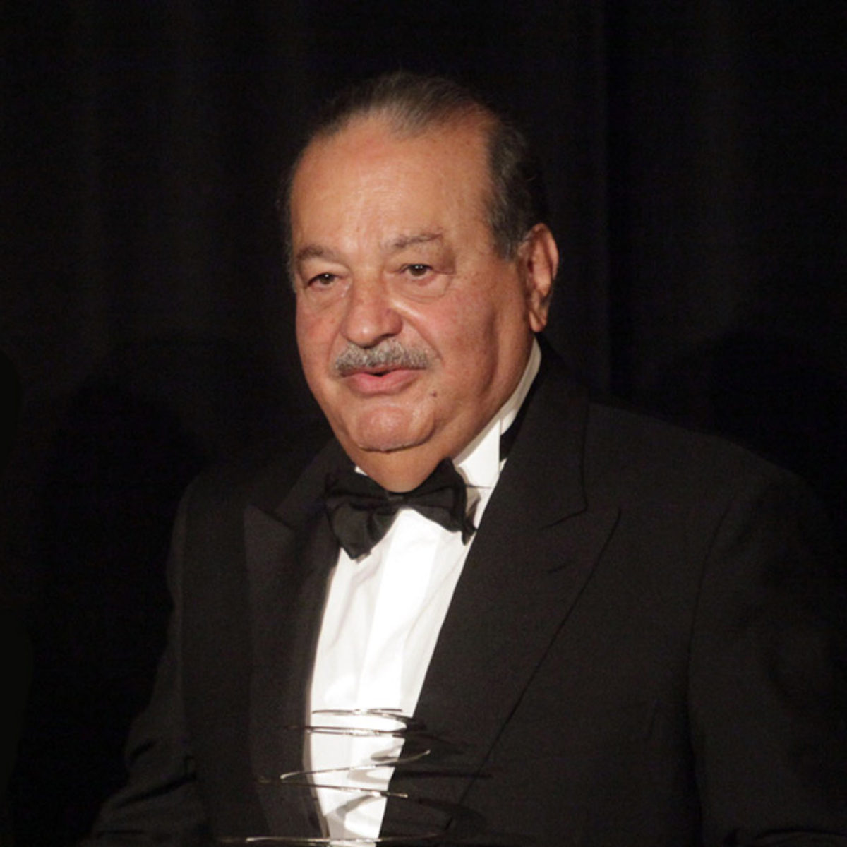 #Histórico: Slim tendrá que pagarle millones a sus competidores por esta razón