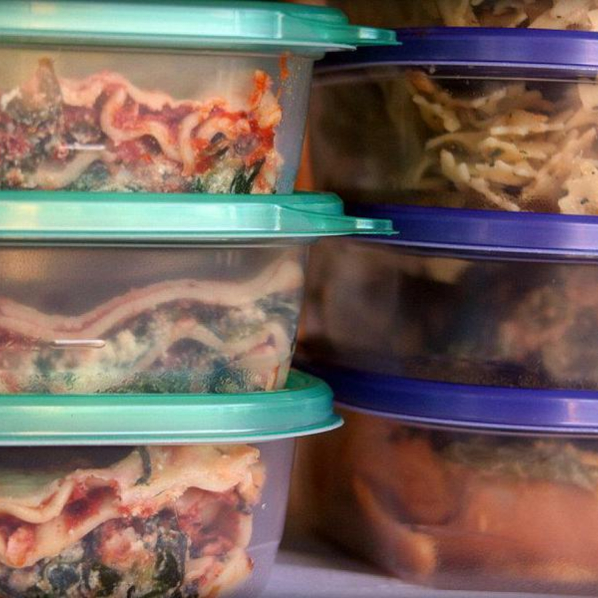 Calentar tu comida en tuppers engorda, revelan investigadores de la UNAM