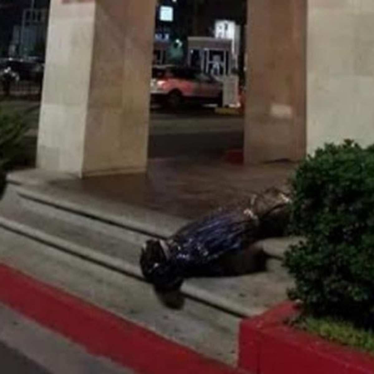 ¿KHÁ? Este restaurante puso un cadáver falso como decoración de Halloween