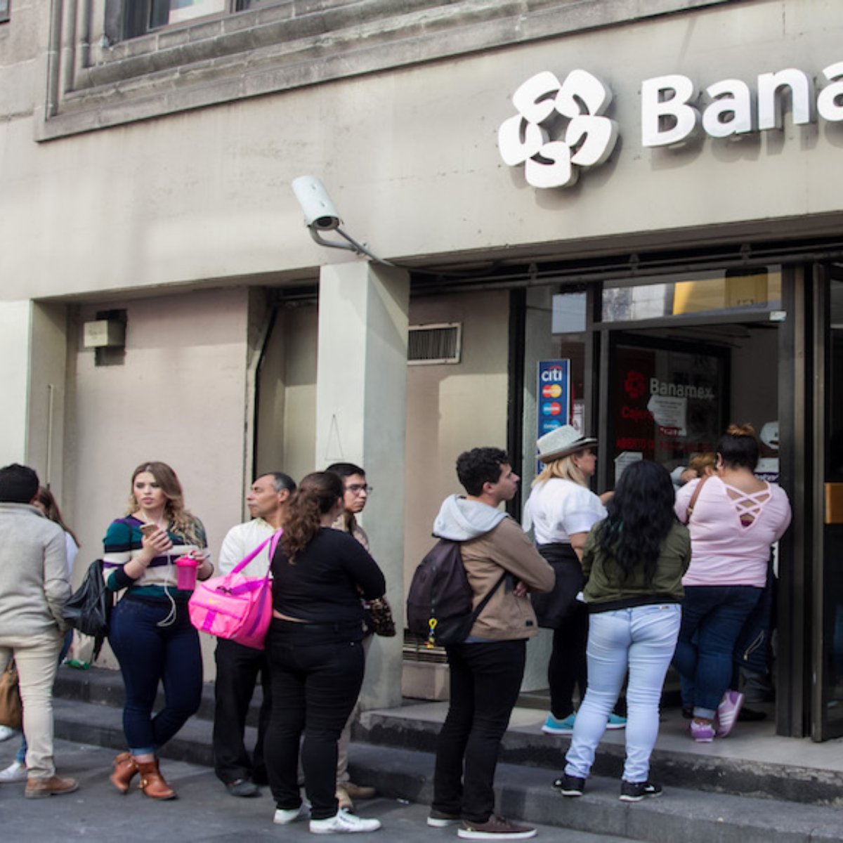 Esto es lo que ganan los bancos por cobro de comisiones