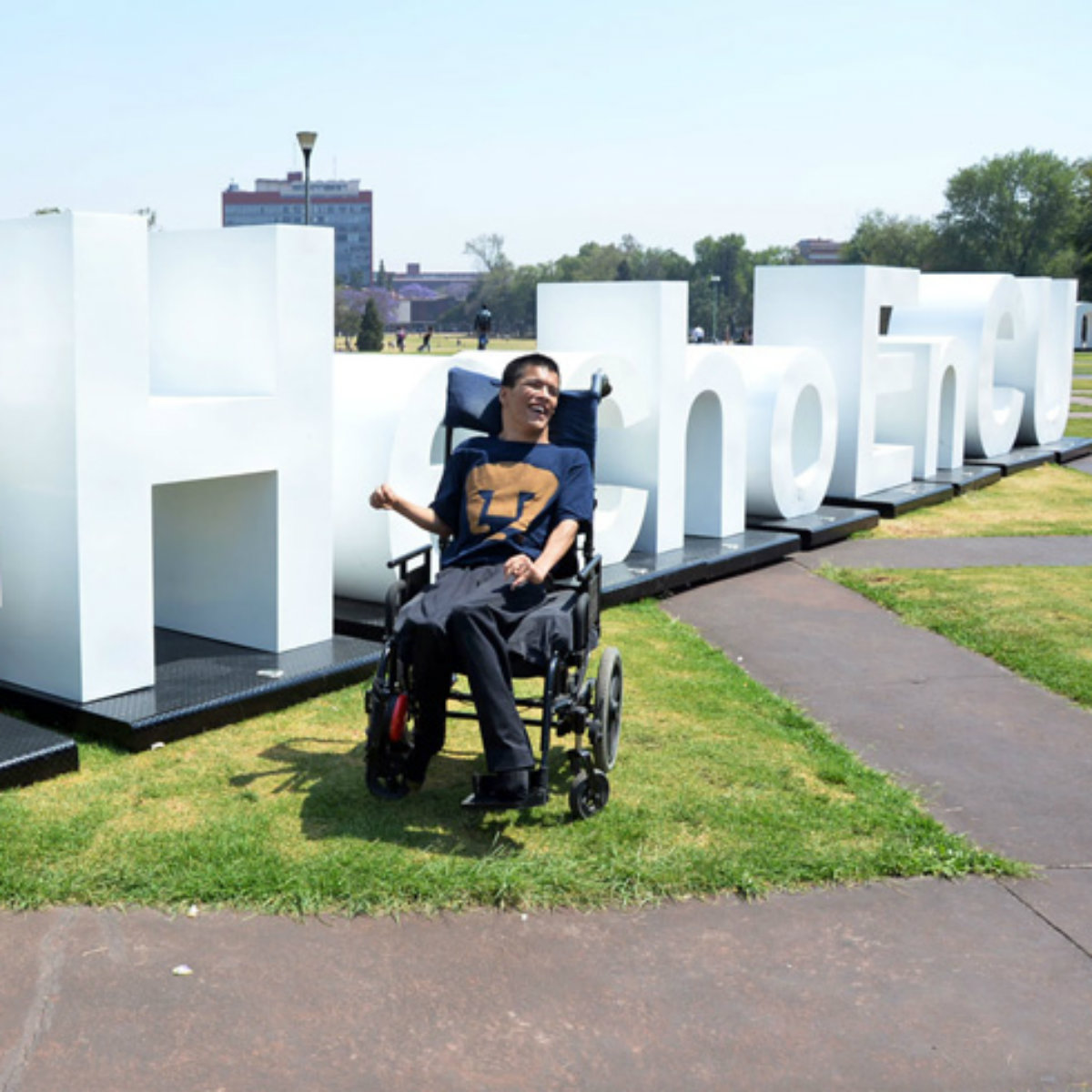 "Un pequeño paso para mí, un gran paso para la inclusión”; joven con parálisis cerebral será profesor en la UNAM