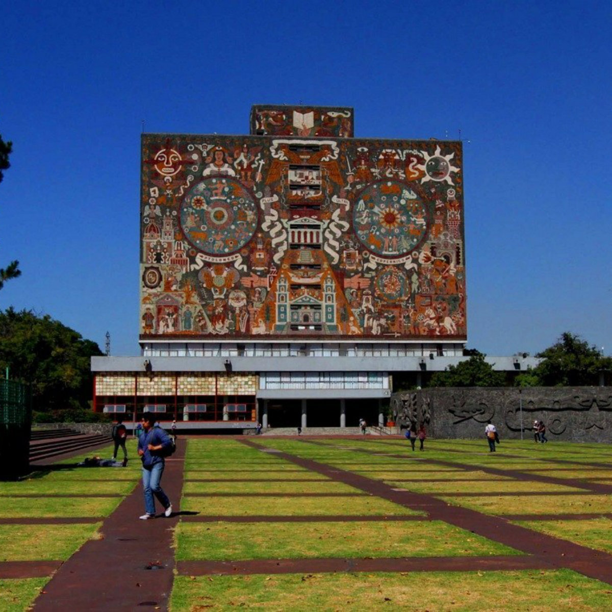 Personajes reconocidos en el mundo que son egresados de la UNAM