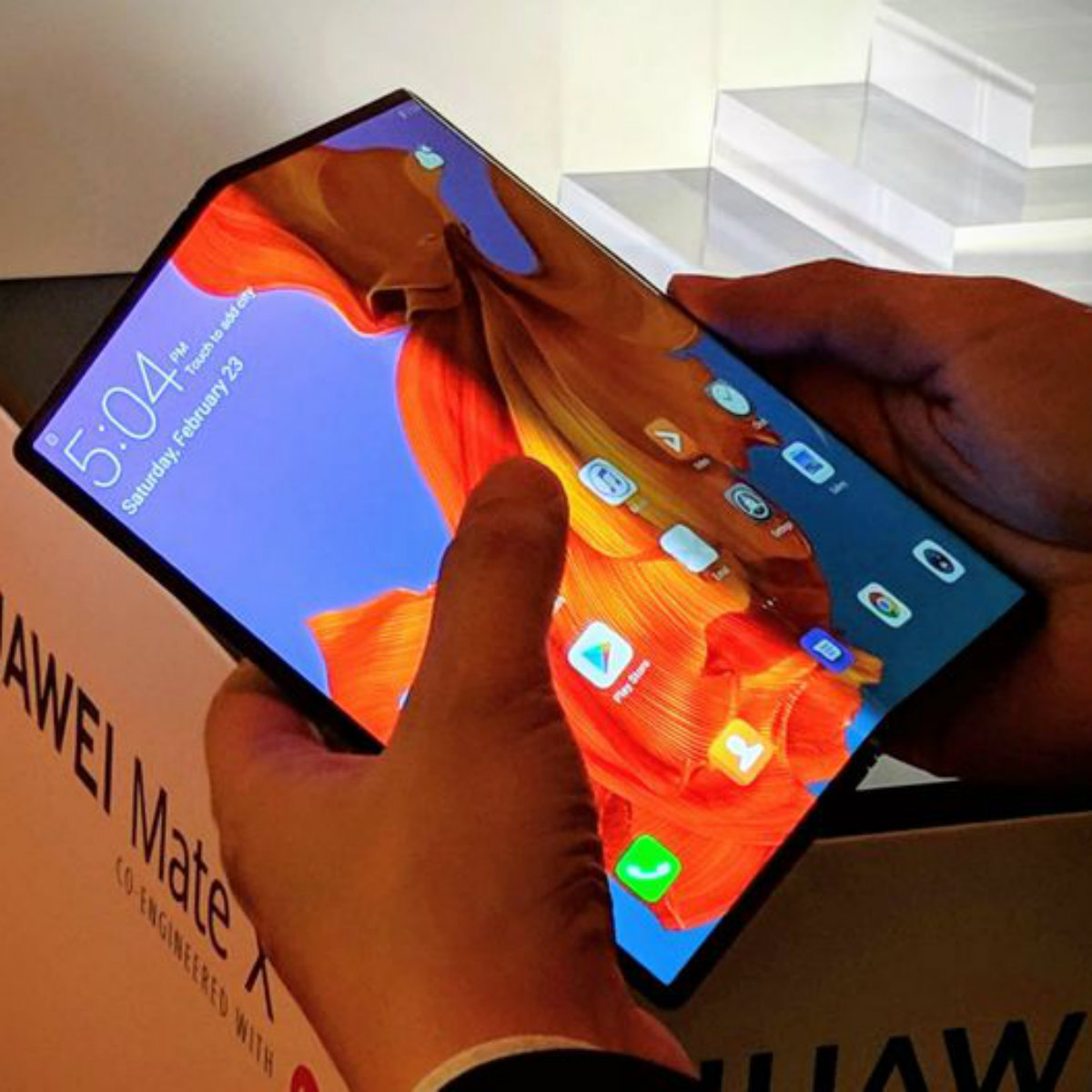 Huawei también lanzó un smartphone plegable y así luce