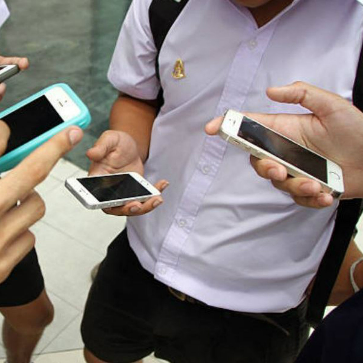 ¿Usas mucho el celular? Cuidado con estos padecimientos