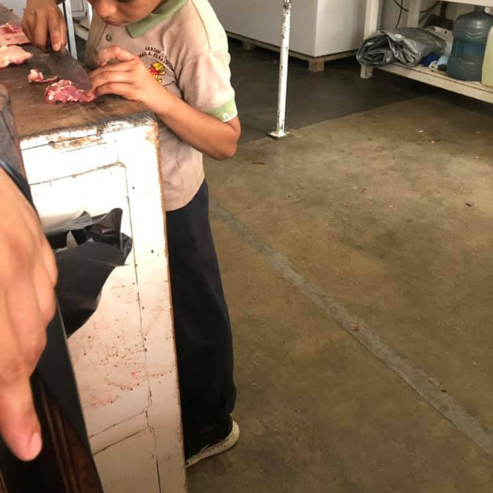 Niño busca trabajo en carnicería para ayudar con los gastos a su abuelita