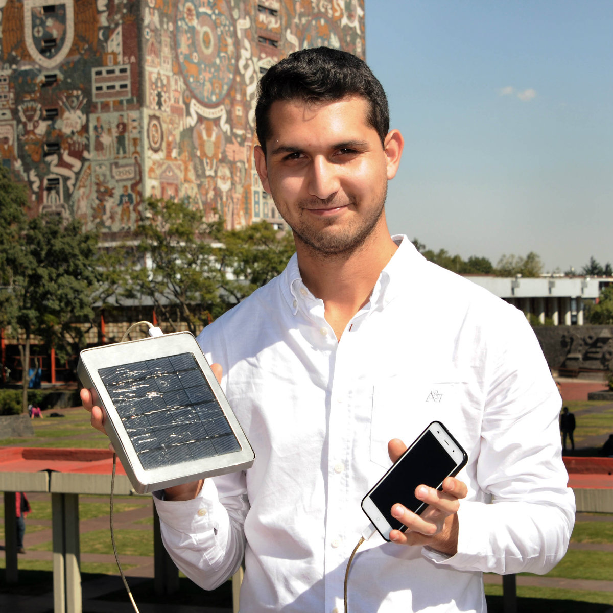 Estudiantes de la UNAM crean aparato para cargar celulares con energía solar