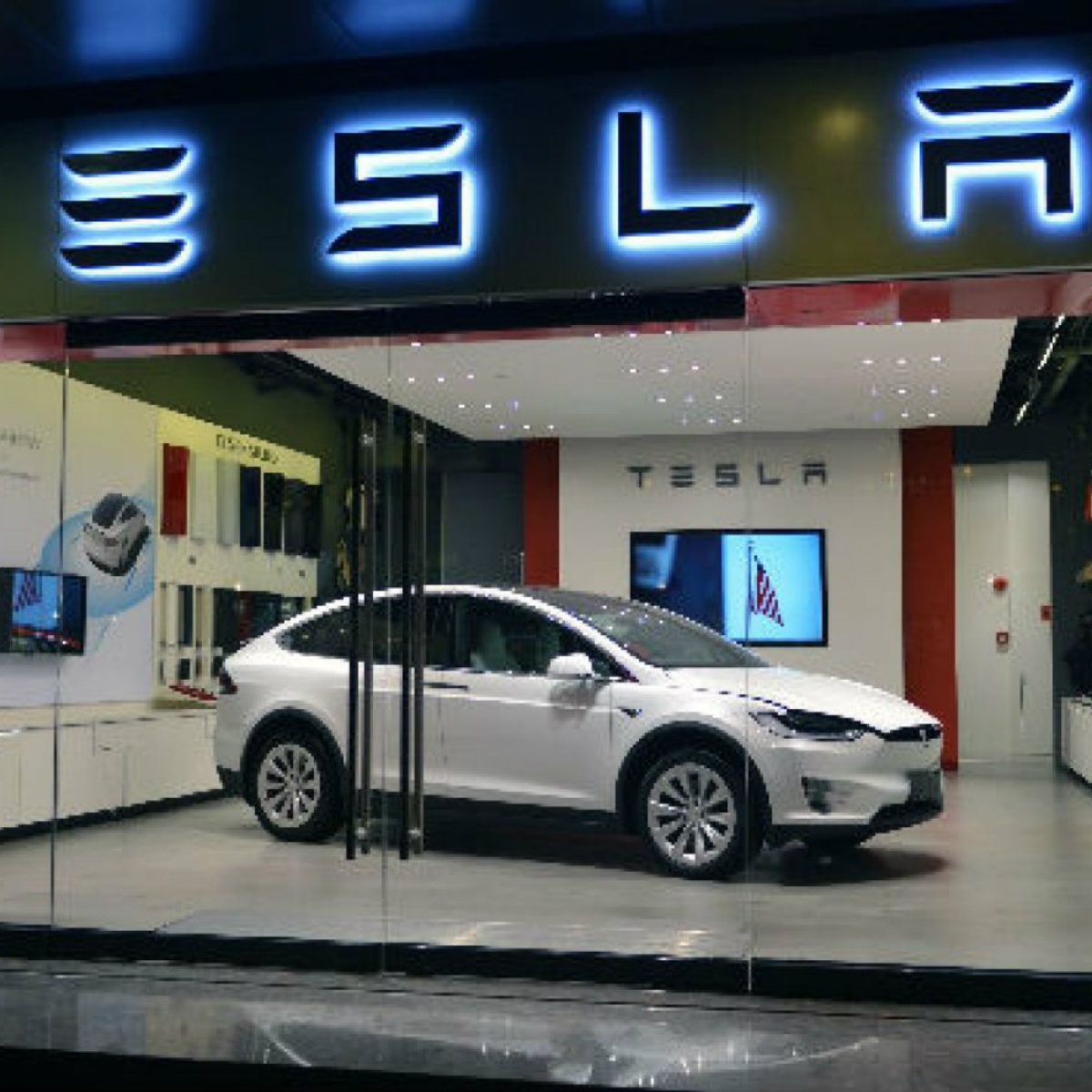La razón por la que Tesla decidió cerrar todas sus tiendas
