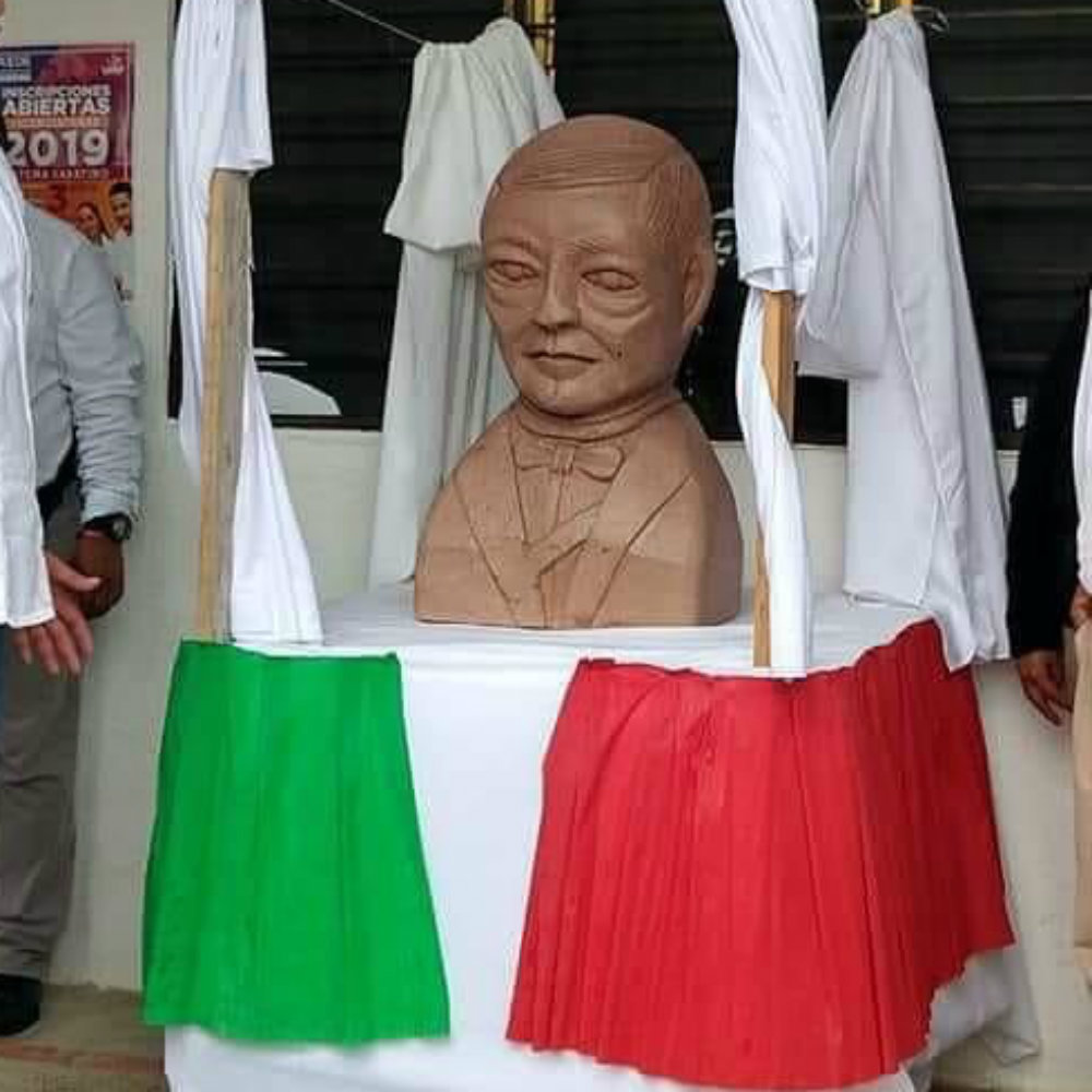 Escultor del busto de Benito Juárez fue contratado para hacer uno de AMLO
