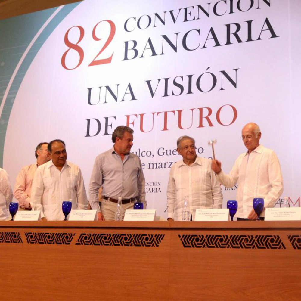 Banqueros ceden a petición de AMLO sobre las comisiones bancarias