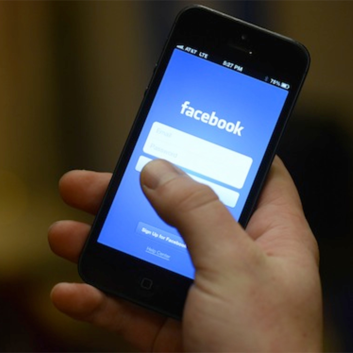 Morena propone cobrarle impuestos a Facebook y Google