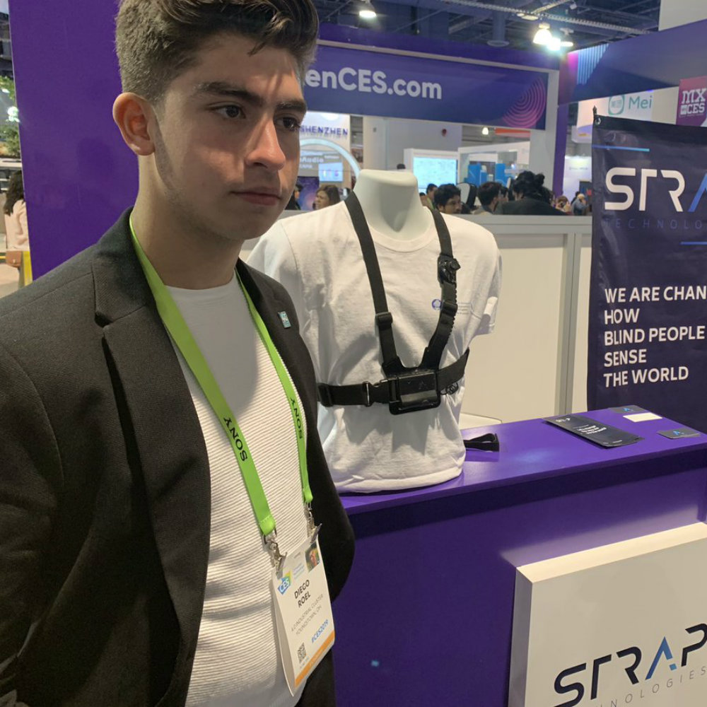 Mexicano triunfa en Estados Unidos con aparato para invidentes