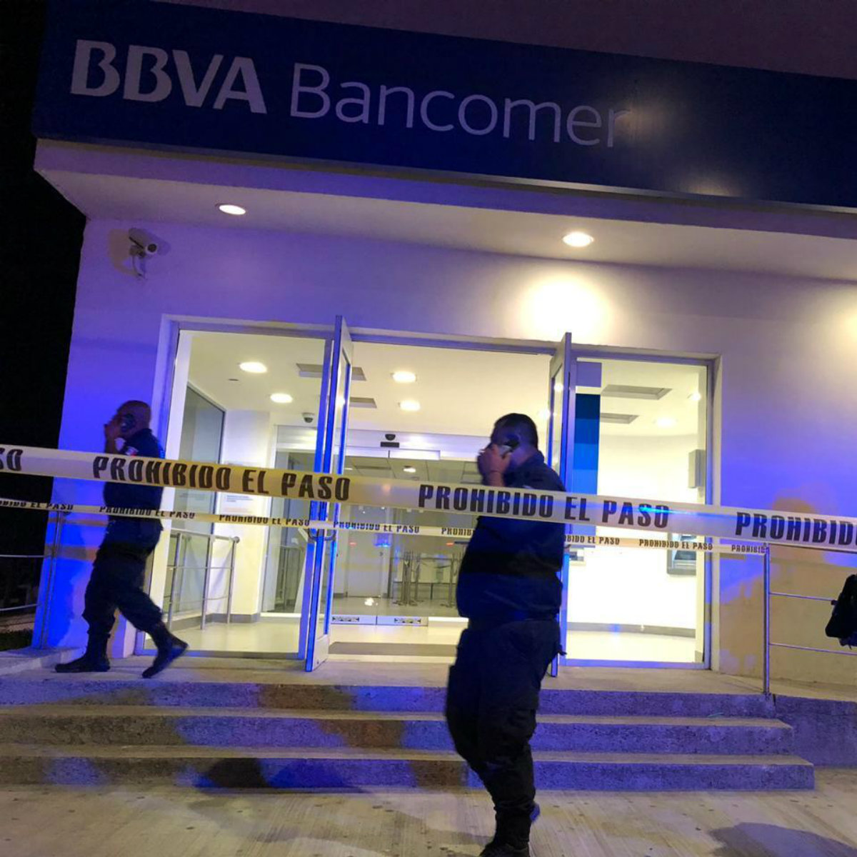 Cajeros automáticos enloquecen y lanzan al aire billetes de 500