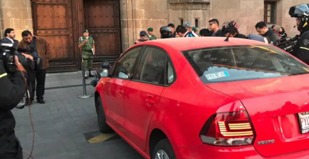 Mujer intenta entrar a la conferencia de AMLO con todo y auto