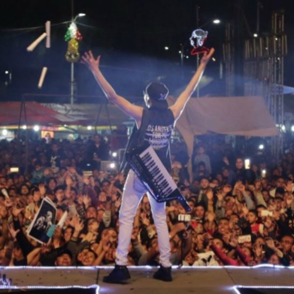 El mexicano que abandonó la NASA para cumplir su sueño de cantar cumbias