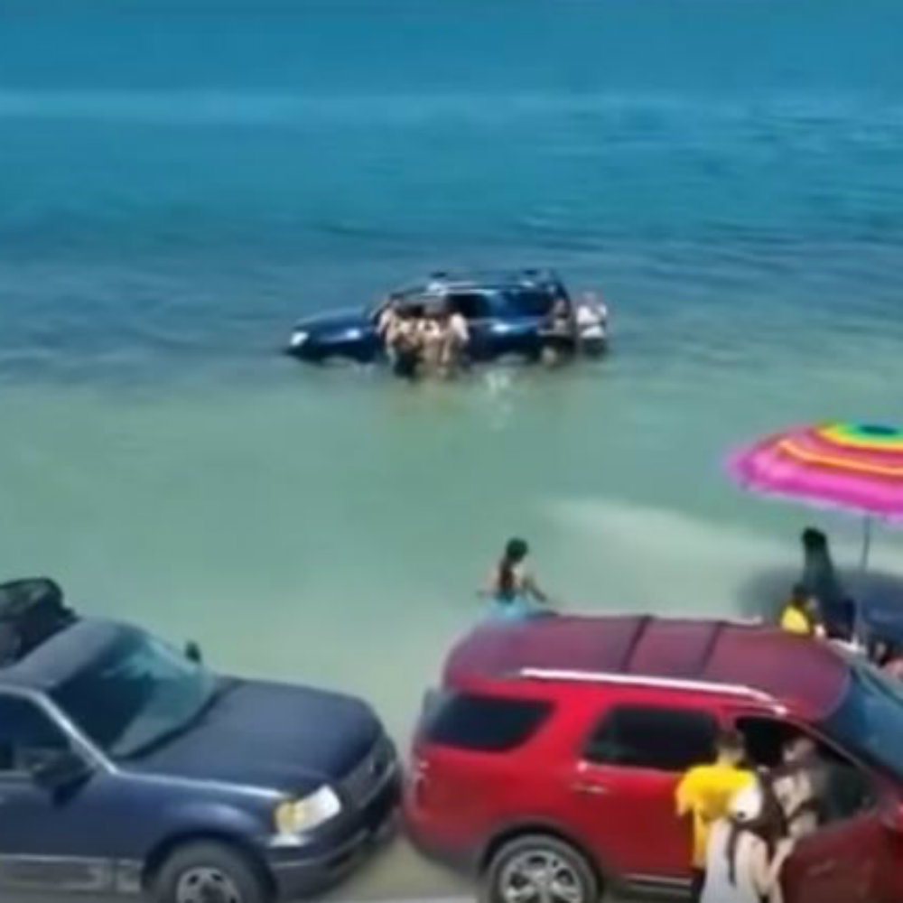 Marea alta se lleva autos de turistas que estaban estacionados en la playa