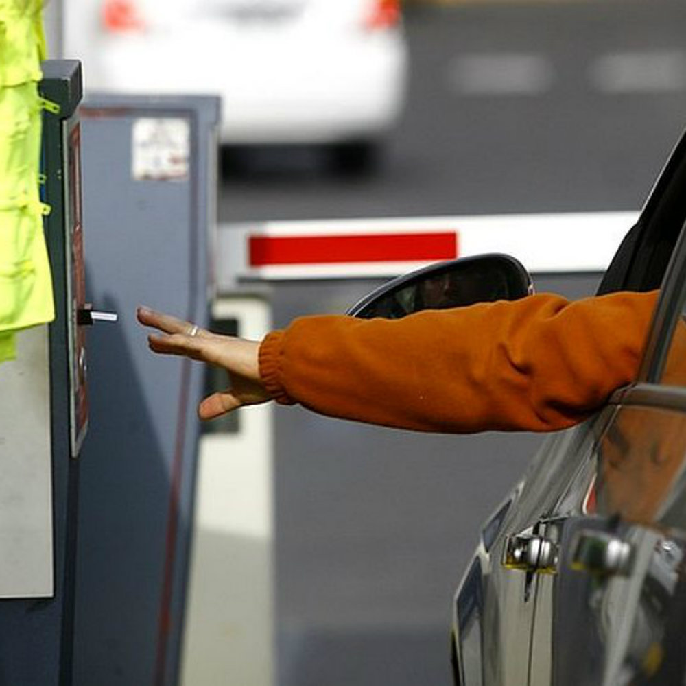 Senadores presentan iniciativa que acabaría con el negocio de los estacionamientos