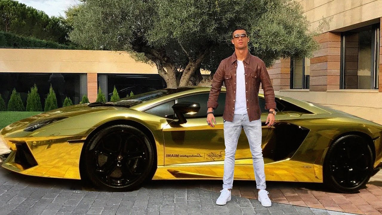 La lujosa colección de autos que Cristiano Ronaldo presume en redes