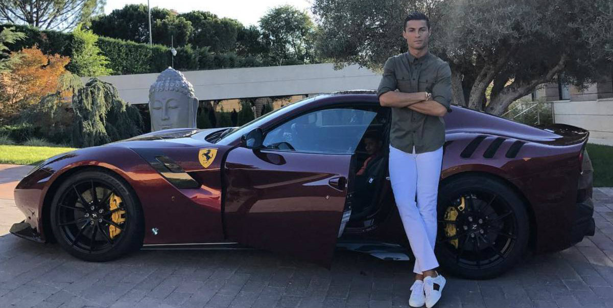 La lujosa colección de autos que Cristiano Ronaldo presume en redes