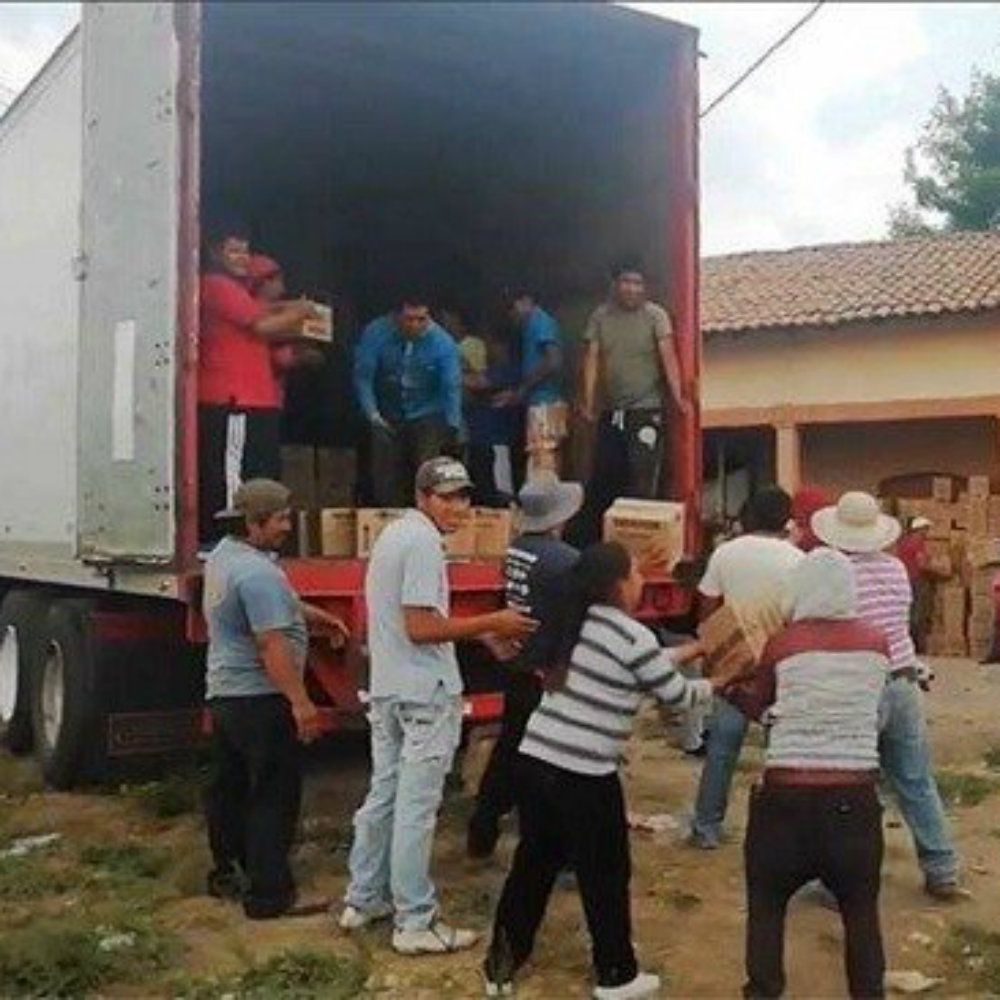 Se vuelca tráiler de Gamesa y ¿Vecinos del Edomex le ayudan a salvar su mercancía?