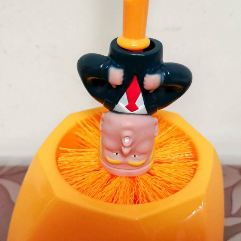 Chinos lanzan un Trump para limpiar tazas del baño y es todo un éxito