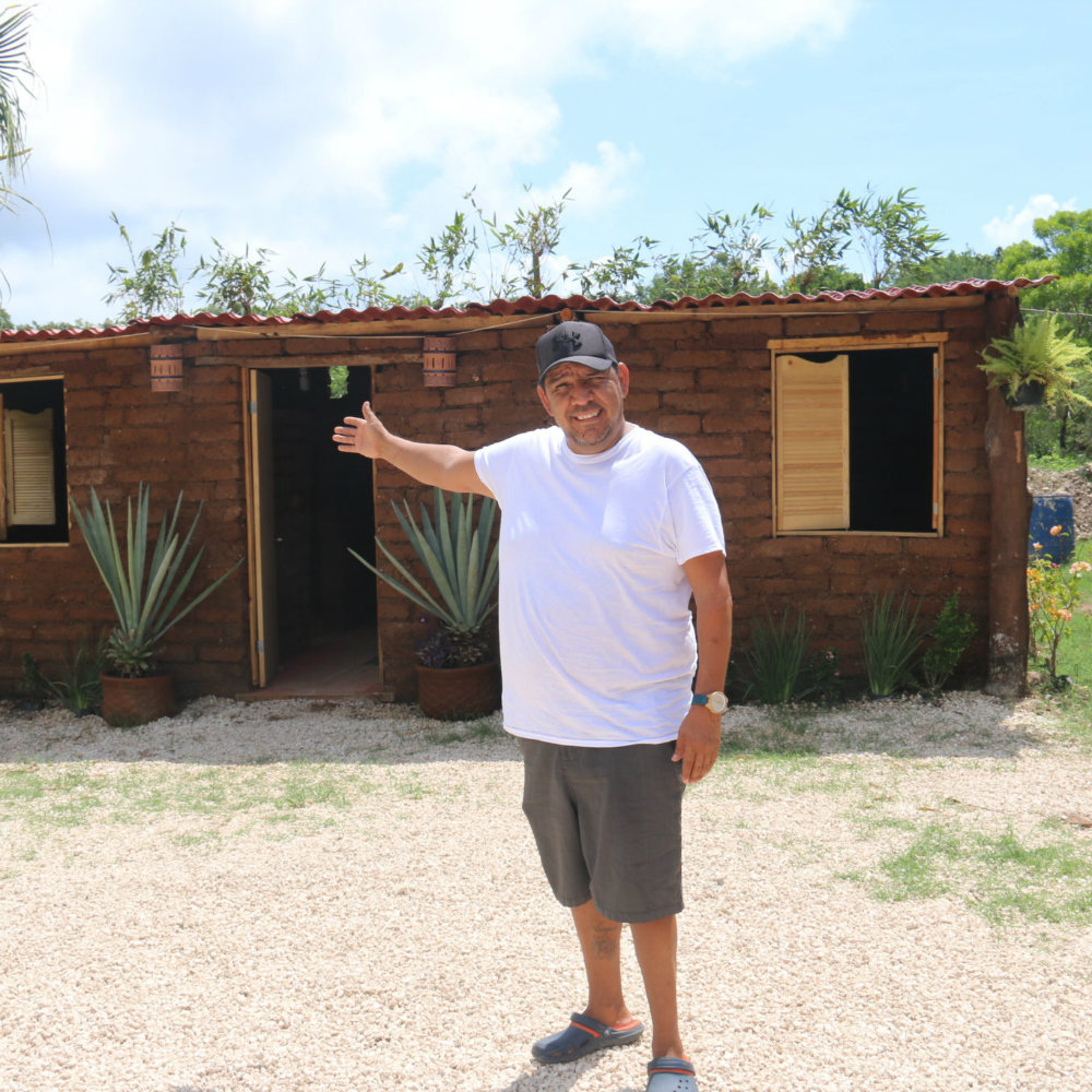 Mexicano usa sargazo para construir casas y ya cuenta con varios pedidos