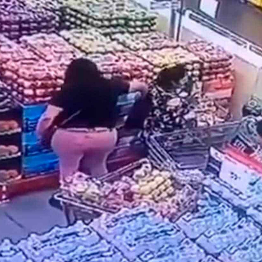 Así ayudan los empleados del súper a sacarle la cartera a los clientes