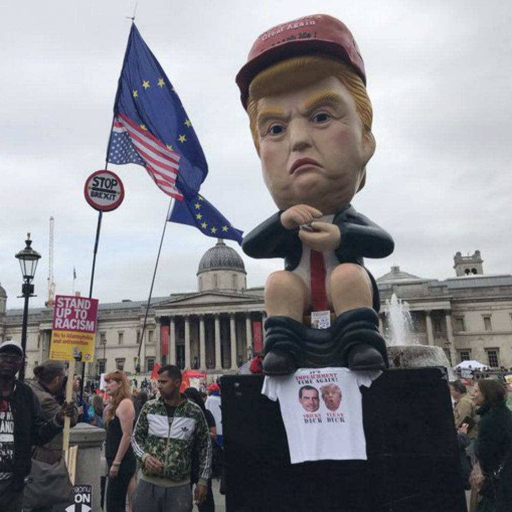Robot de Trump sentado en el inodoro acapara la atención en protestas de Londres