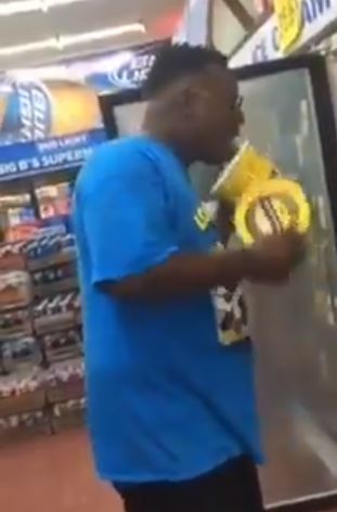 Hombre imita a joven que lamió helado de Walmart y acaba detenido