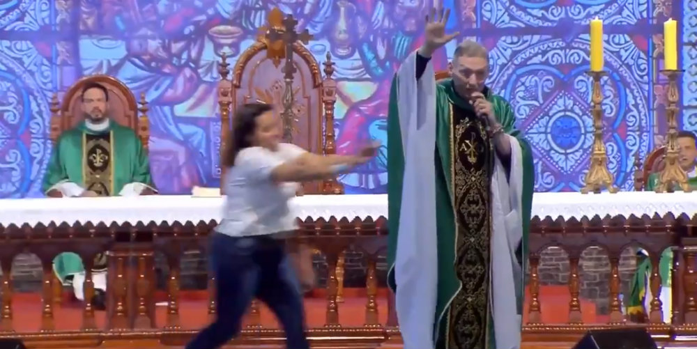 No le parece el discurso del sacerdote y lo noquea en plena misa (VIDEO)