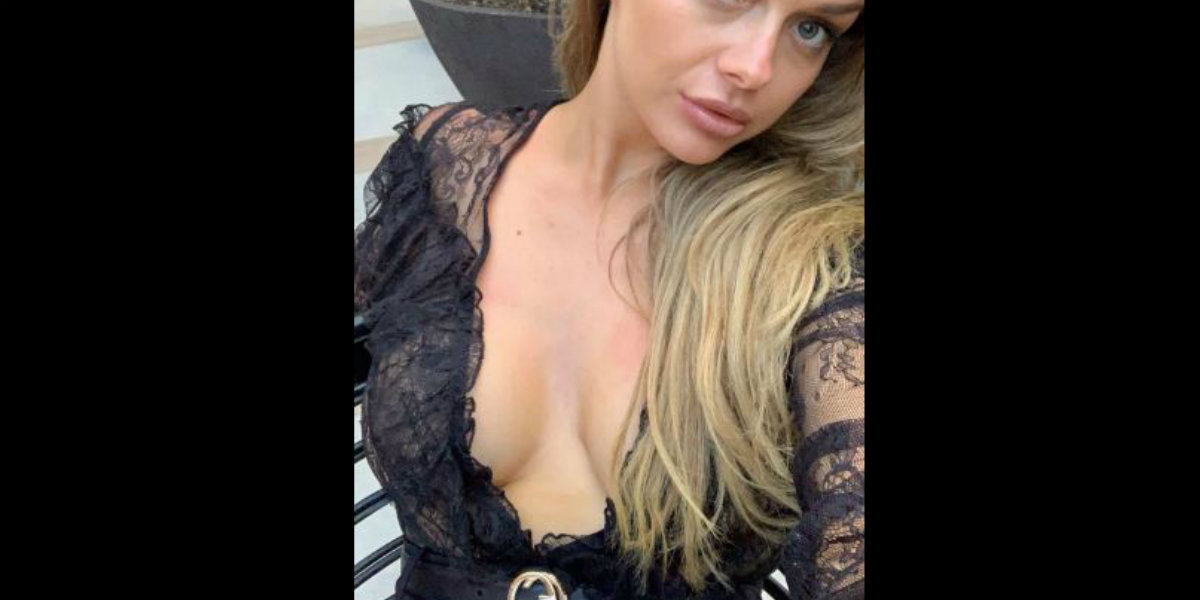 La bajan del avión por llevar una blusa con demasiado escote