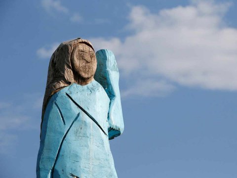 Desata críticas estatua de Melania Trump colocada en su país natal