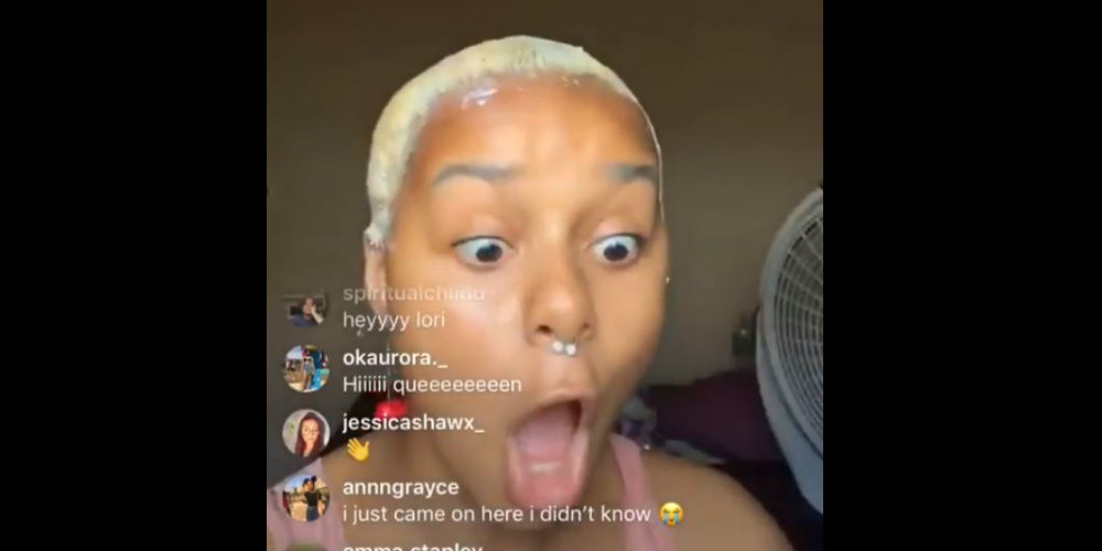 Se le cae el cabello a youtuber por aplicarse un producto para alaciarlo