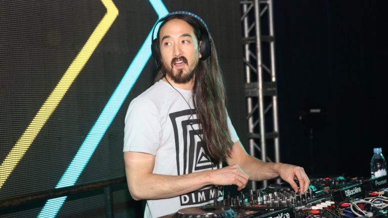 Confunden a turista con Steve Aoki y se amontonan para tomarse fotos