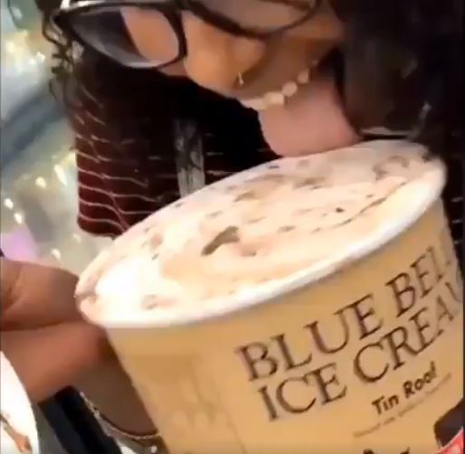 Esta es la pena que enfrentará joven que lamió helado de Walmart y lo devolvió